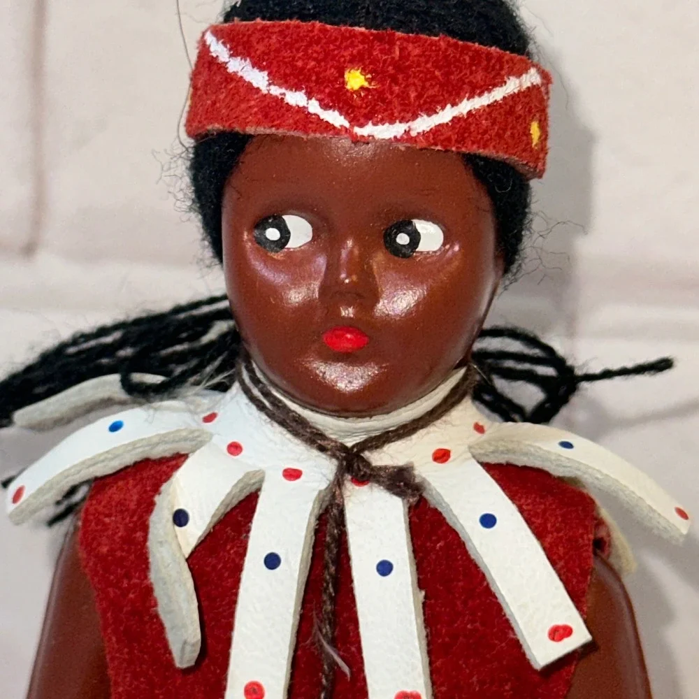 Indien Art Eskimo Inc Canada Souvenir Doll Style 601 Red Dress St-Tite Quebec